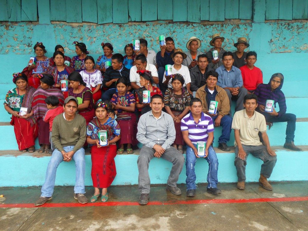 Women and men of ASOIxil with Manuel Laynez Anay, the organization's President (front, center).